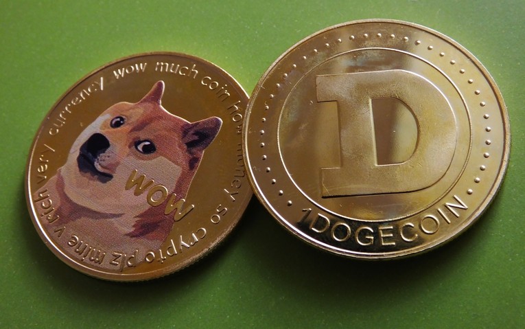Đồng Dogecoin, đồng tiền lấy cảm hứng từ meme doge c&oacute; h&igrave;nh một ch&uacute; ch&oacute; Shiba, được tạo ra nhằm ph&ecirc; ph&aacute;n cơn sốt bitcoin năm 2013.