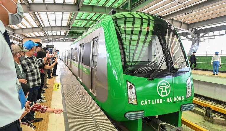 Sau 10 năm khởi c&ocirc;ng (th&aacute;ng 10/2011), dự &aacute;n đường sắt đ&ocirc; thị C&aacute;t Linh - H&agrave; Đ&ocirc;ng đ&atilde; ch&iacute;nh thức vận h&agrave;nh thương mại v&agrave;o ng&agrave;y 6/11/2021