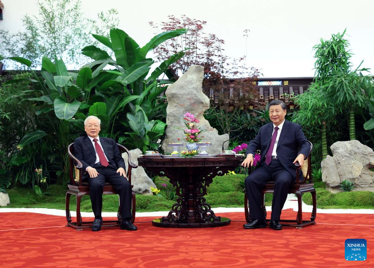 Chủ tịch Trung Quốc Tập Cận B&igrave;nh v&agrave; Tổng B&iacute; thư Nguyễn Ph&uacute; Trọng c&ugrave;ng d&ugrave;ng tr&agrave; tại Đại Lễ đường Nh&acirc;n d&acirc;n Bắc Kinh ng&agrave;y 31/10. Ảnh; Xinhua