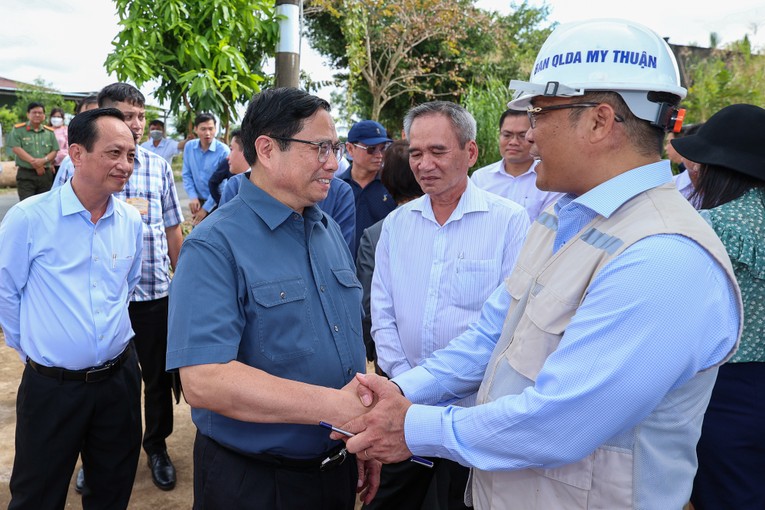 Thủ tướng động vi&ecirc;n Ban Quản l&yacute; dự &aacute;n x&acirc;y dựng cao tốc. Ảnh: VGP