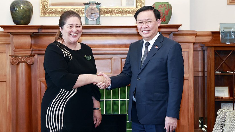 Chủ tịch Quốc hội Vương Đ&igrave;nh Huệ v&agrave; To&agrave;n quyền New Zealand Dame Cindy Kiro. Ảnh: quochoi.vn
