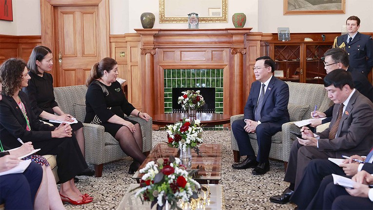 Chủ tịch Quốc hội Vương Đ&igrave;nh Huệ hội kiến To&agrave;n quyền New Zealand Dame Cindy Kiro. Ảnh: quochoi.vn