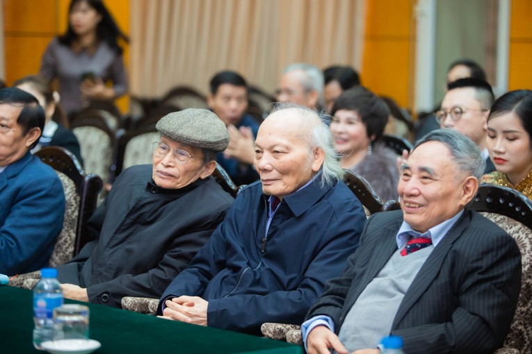 &Ocirc;ng B&ugrave;i Tường L&acirc;n (b&ecirc;n phải) v&agrave; c&aacute;c đại biểu tham dự lễ kỷ niệm.