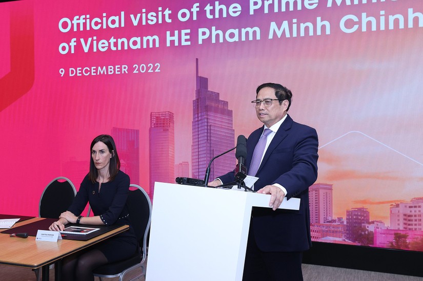 Thủ tướng Phạm Minh Ch&iacute;nh thăm v&agrave; l&agrave;m việc tại Sở Giao dịch chứng kho&aacute;n Luxembourg - hiện ni&ecirc;m yết một nửa tr&aacute;i phiếu xanh tr&ecirc;n thế giới. Ảnh: VGP