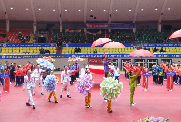 M&agrave;n h&aacute;t m&uacute;a ch&agrave;o mừng tại lễ khai mạc của c&aacute;c ca sĩ, diễn vi&ecirc;n Trung t&acirc;m Văn h&oacute;a Nghệ thuật tỉnh Hải Dương.