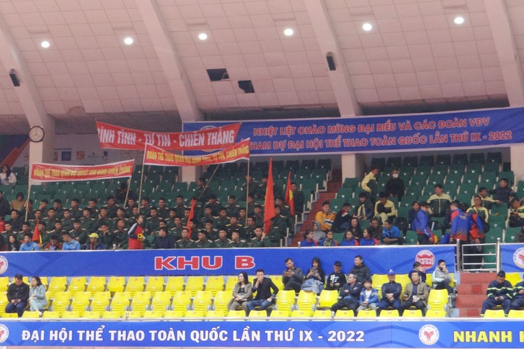 C&aacute;c cổ động vi&ecirc;n h&agrave;o hứng cổ vũ tr&ecirc;n kh&aacute;n đ&agrave;i.