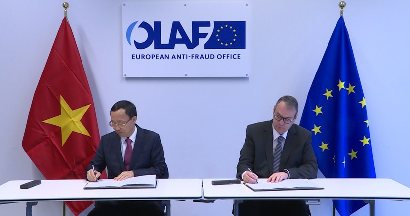Tổng cục trưởng Tổng cục Hải quan Nguyễn Văn Cẩn k&yacute; thỏa thuận với Cơ quan chống gian lận Ch&acirc;u &Acirc;u (OLAF).
