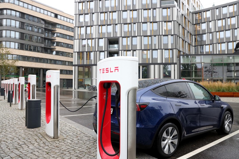 T&iacute;nh từ đầu năm 2022 tới nay, gi&aacute; cổ phiếu của h&atilde;ng xe điện đ&igrave;nh đ&aacute;m Tesla đ&atilde; giảm 55%