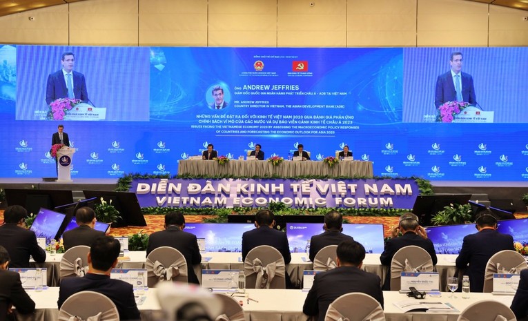 &Ocirc;ng Andrew Jeffries - Gi&aacute;m đốc Quốc gia ADB ph&aacute;t biểu tại diễn đ&agrave;n