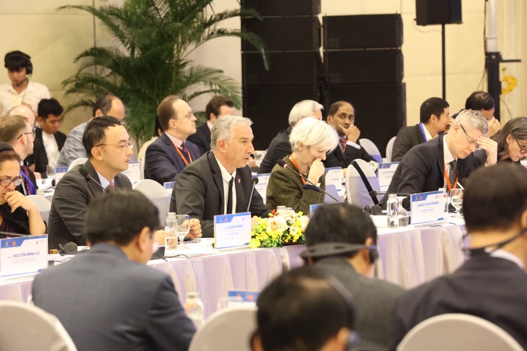 Phi&ecirc;n toạ đ&agrave;m b&agrave;n tr&ograve;n cấp cao Chủ đề &amp;amp;amp;quot;Kinh tế Việt Nam năm 2023: Ổn định kinh tế vĩ m&ocirc;, đảm bảo c&aacute;c c&acirc;n đối lớn, vững v&agrave;ng vượt qua th&aacute;ch thức&amp;amp;amp;quot;.