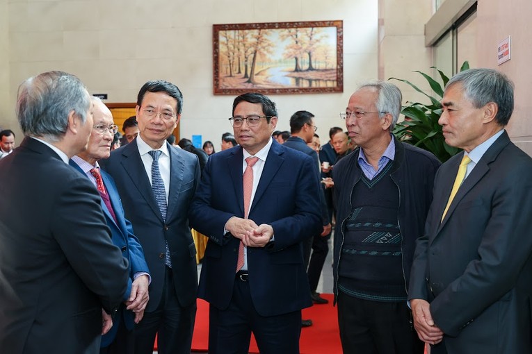 Thủ tướng trao đổi với c&aacute;c đại biểu tại Hội nghị. Ảnh: VGP