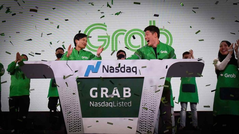 Kể từ khi IPO tr&ecirc;n s&agrave;n Nasdaq, gi&aacute; trị thị trường của Grab đ&atilde; giảm 69%. Ảnh: Reuters