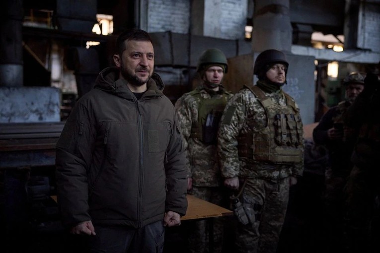 Tổng thống zelensky thăm c&aacute;c binh sĩ tại thị trấn tiền tuyến Bakhmut, v&ugrave;ng Donetsk, miền Đ&ocirc;ng Ukraine, ng&agrave;y 20/12. Ảnh: Reuters