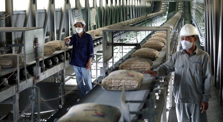 Trung Quốc l&agrave; thị trường xuất khẩu lớn của xi măng Việt Nam.