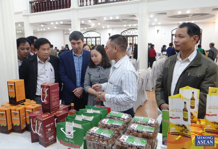 C&aacute;c chủ thể giới thiệu sản phẩm tham gia đ&aacute;nh gi&aacute;, xếp hạng sản phẩm OCOP đợt 2 năm 2022.