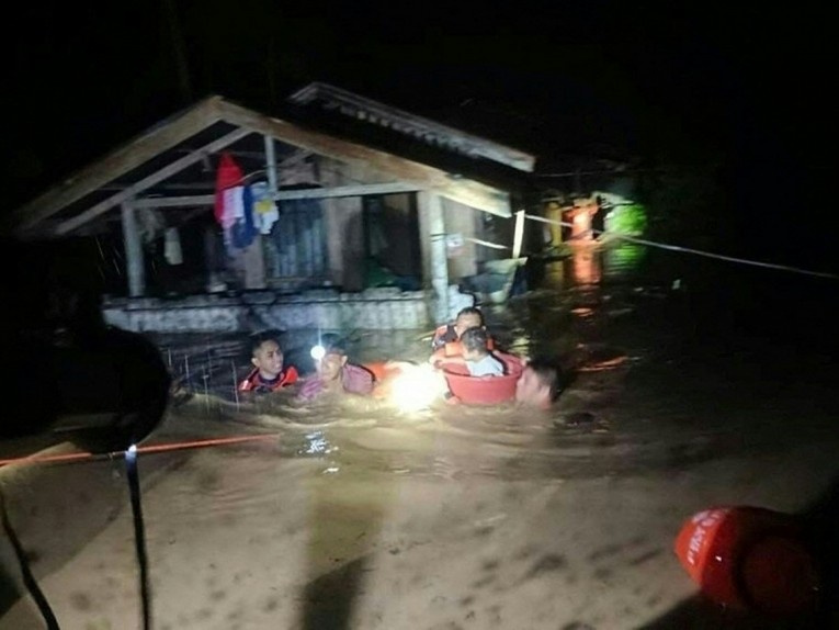 Nước lũ ở th&agrave;nh phố Ozamiz d&acirc;ng cao đến tận ngực. Ảnh: AFP