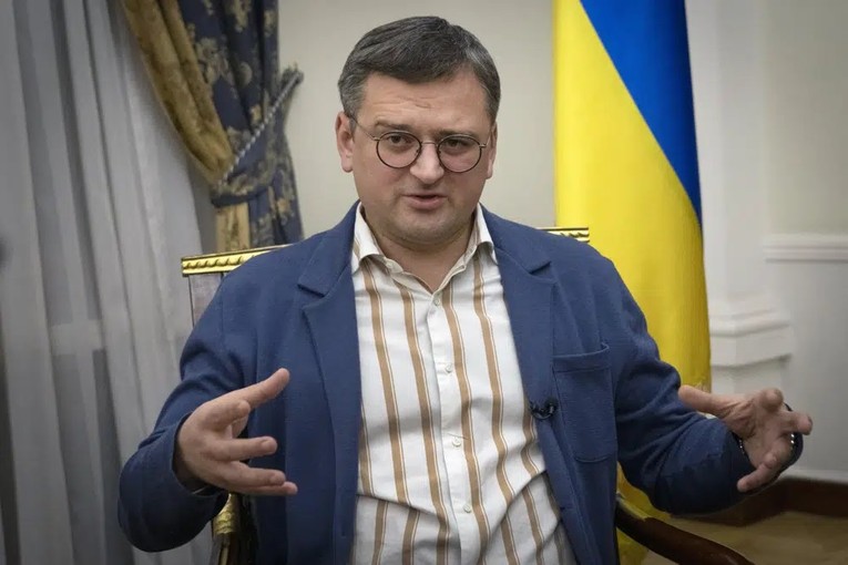 Ngoại trưởng Ukraine Dmytro Kuleba tại cuộc phỏng vấn ng&agrave;y 26/12. Ảnh: AP