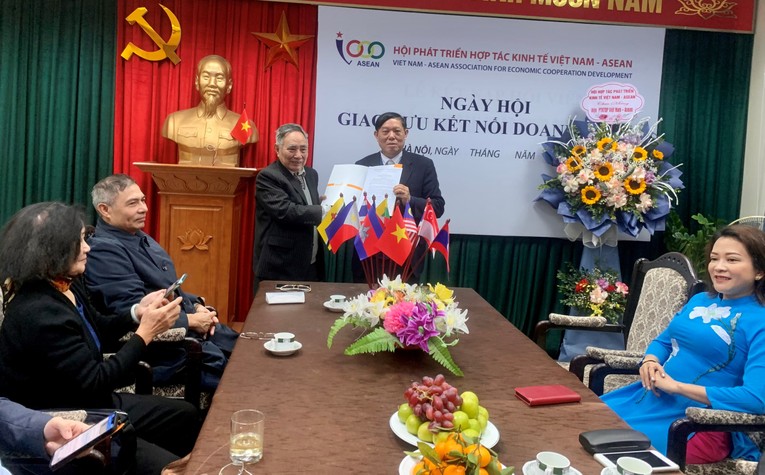 &Ocirc;ng B&ugrave;i Tường L&acirc;n &ndash; Ph&oacute; Chủ tịch thường trực VASEAN trao quyết định th&agrave;nh lập VAISLED cho PGS.TS B&ugrave;i Tất Thắng.