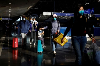 Người dân Trung Quốc &apos;đổ xô&apos; tìm kiếm chuyến bay quốc tế