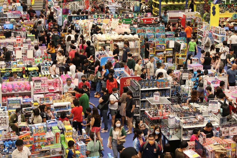 Người d&acirc;n mua sắm tấp nập tại một trung t&acirc;m thương mại tr&ecirc;n đường Orchid, Singapore. Ảnh: Reuters