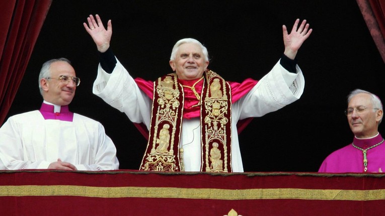 Gi&aacute;o ho&agrave;ng Benedict XVI tại ban c&ocirc;ng Vương cung th&aacute;nh đường St. Peter sau khi được bầu l&agrave;m gi&aacute;o ho&agrave;ng thứ 265, ng&agrave;y 19/4/2005. Ảnh: AFP