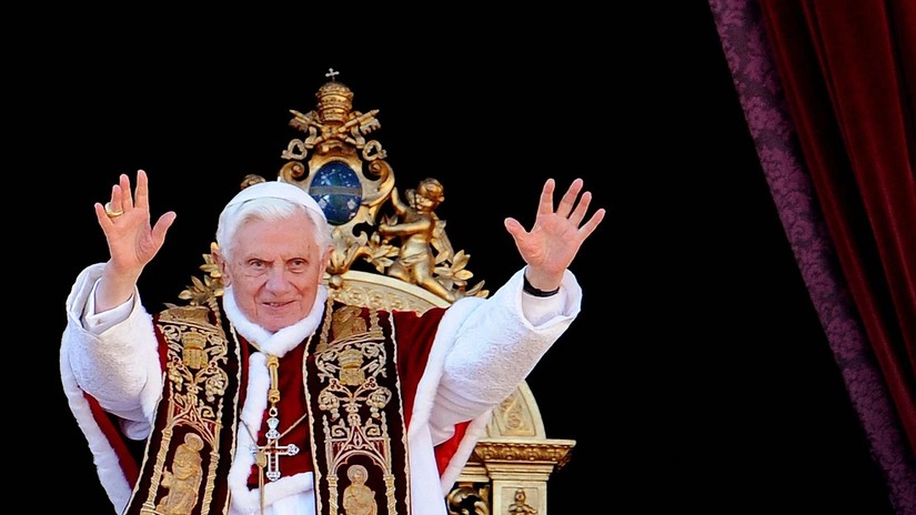 Cựu Gi&aacute;o ho&agrave;ng Benedict XVI ban ph&eacute;p l&agrave;nh từ ban c&ocirc;ng của Vương cung th&aacute;nh đường St. Peter tại Vatican, ng&agrave;y 25/12/2011. Ảnh: AFP