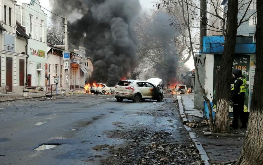 &Ocirc; t&ocirc; bốc ch&aacute;y v&agrave; kh&oacute;i bốc l&ecirc;n sau tập k&iacute;ch t&ecirc;n lửa tại trung t&acirc;m th&agrave;nh phố Kherson, Ukraine, ng&agrave;y 24/12. Ảnh: AP