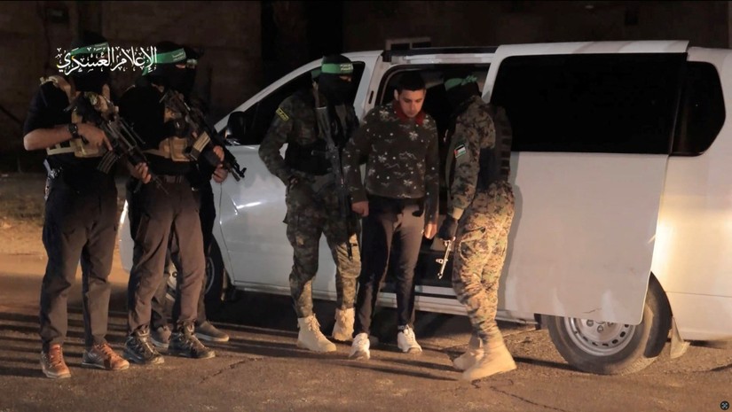Lực lượng Hamas b&agrave;n giao 1 con tin cho Hội Chữ thập đỏ, ng&agrave;y 30/11. Ảnh: Reuters