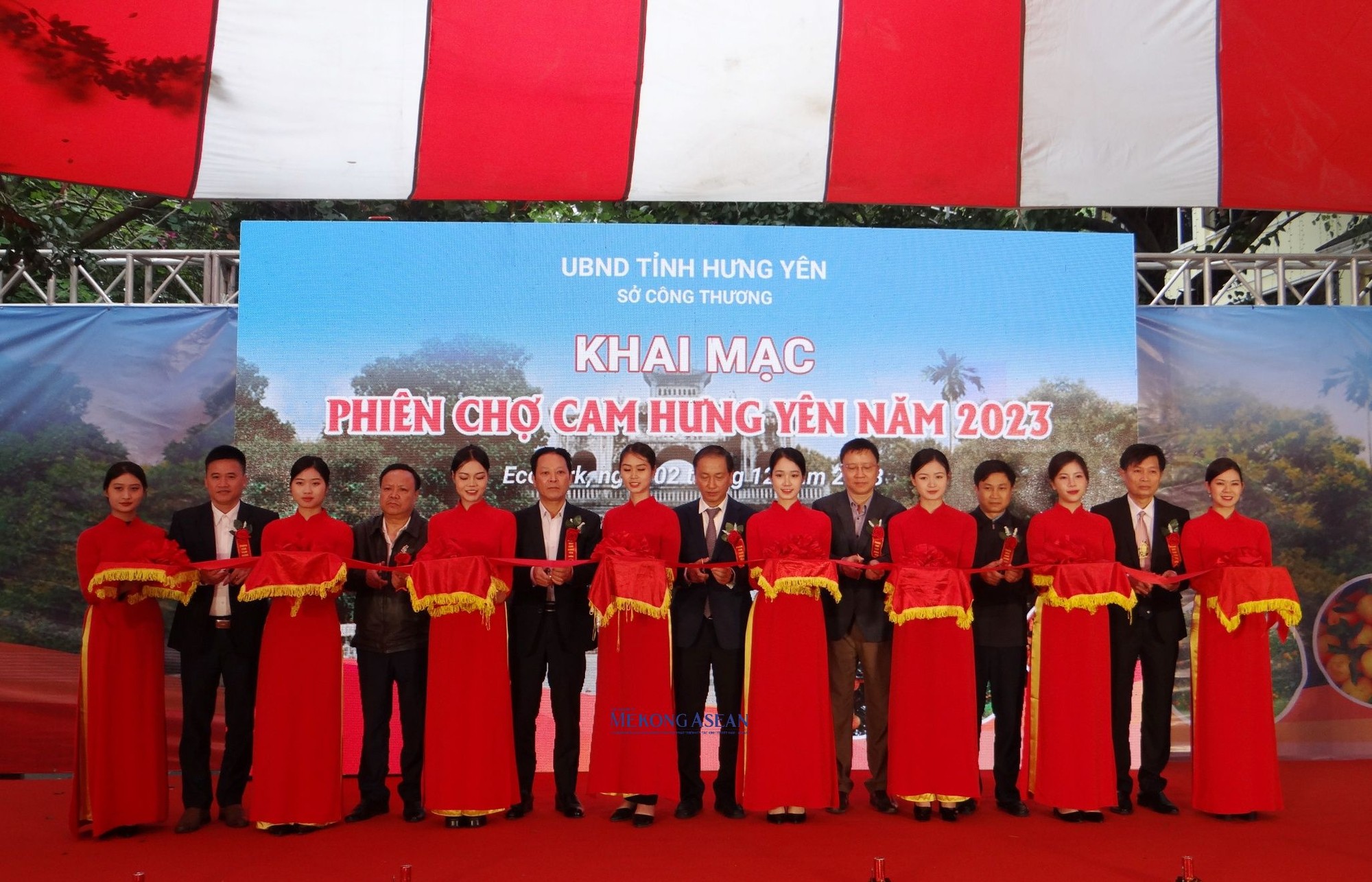 C&aacute;c đại biểu cắt băng khai mạc Phi&ecirc;n chợ cam Hưng Y&ecirc;n năm 2023.
