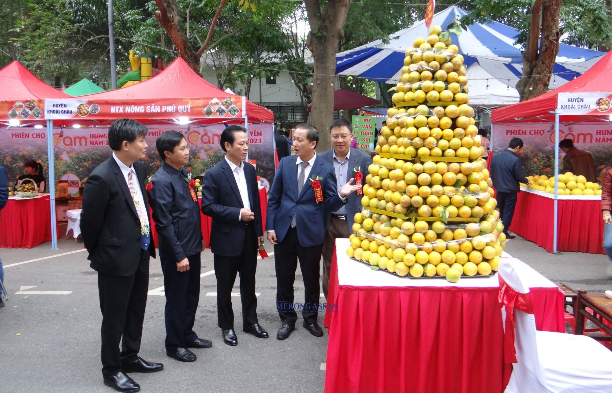 Đại diện l&atilde;nh đạo UBND tỉnh Hưng Y&ecirc;n v&agrave; l&atilde;nh đạo một số sở, ng&agrave;nh của tỉnh tham quan c&aacute;c gian h&agrave;ng, khu trưng b&agrave;y sản phẩm.