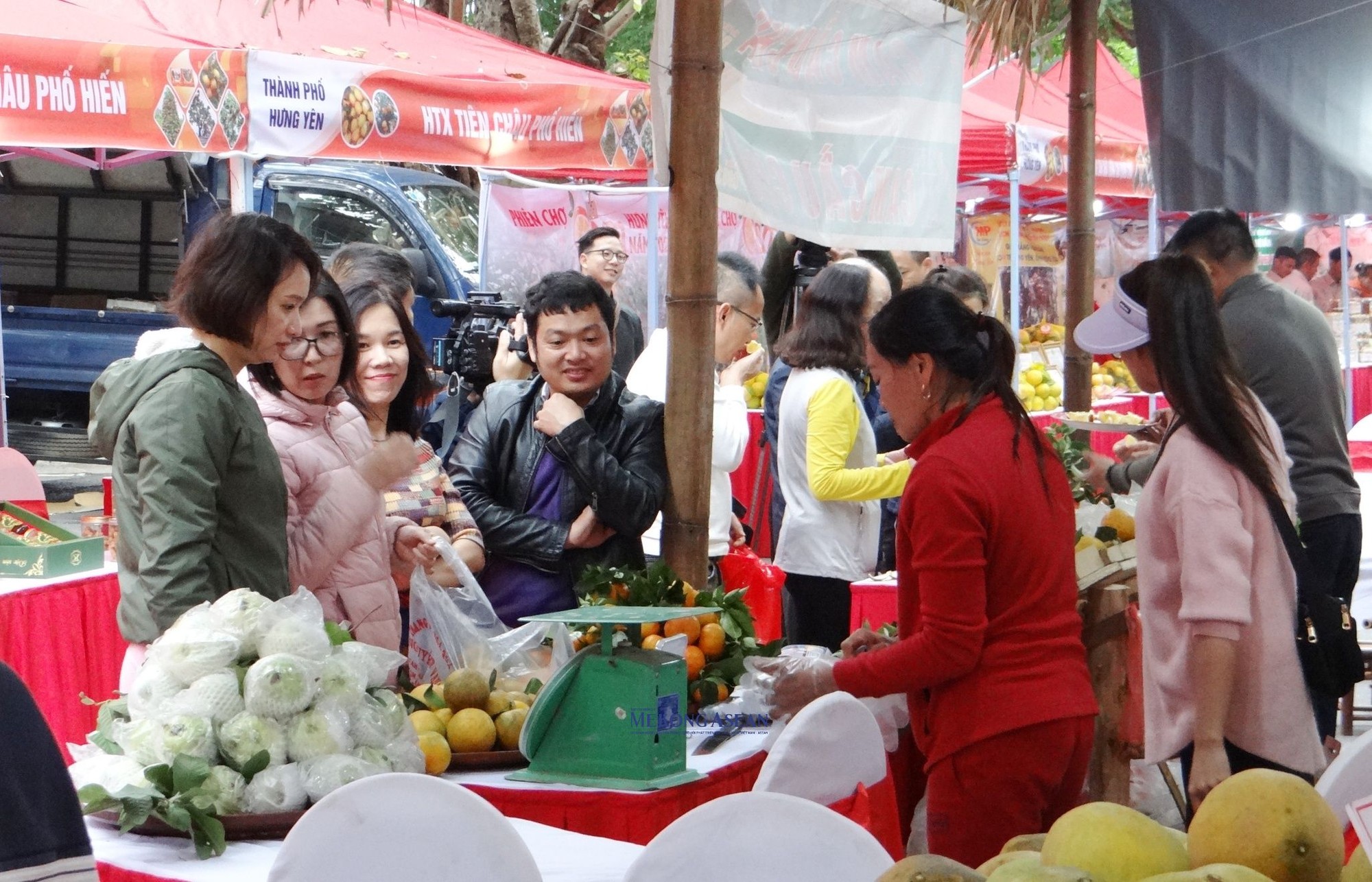Người d&acirc;n, du kh&aacute;ch tham quan, trải nghiệm v&agrave; thưởng thức c&aacute;c sản phẩm.
