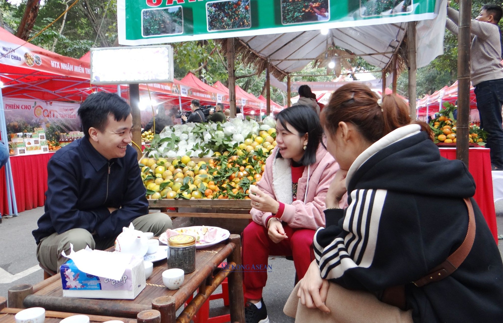 Du kh&aacute;ch đ&aacute;ng gi&aacute; cao chất lượng, mẫu m&atilde; cam, bưởi v&agrave; c&aacute;c sản phẩm của tỉnh Hưng Y&ecirc;n.