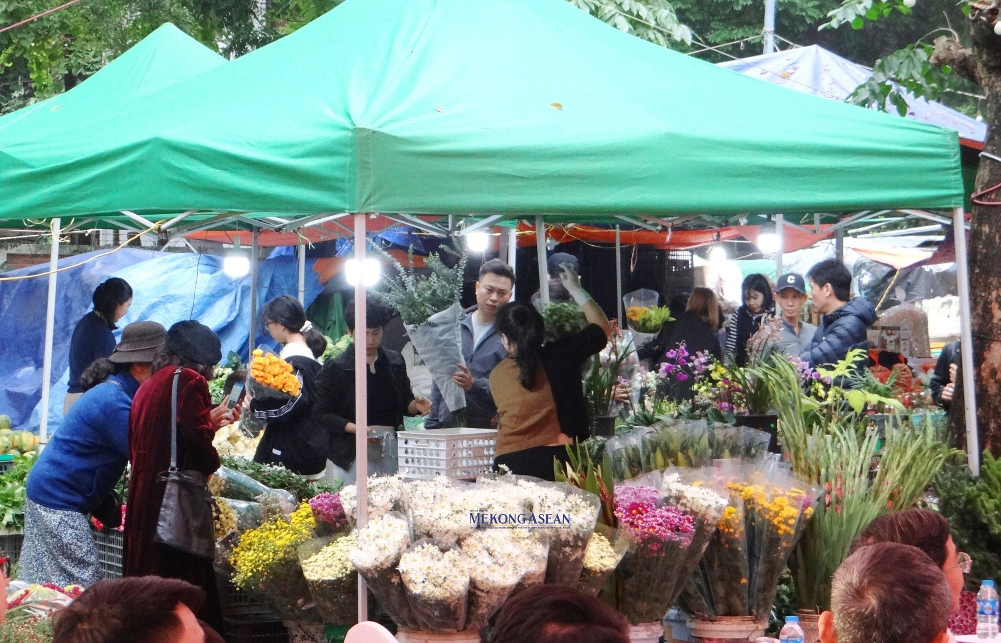 Trong khu&ocirc;n khổ của phi&ecirc;n chợ, c&oacute; cả những h&agrave;ng hoa tươi phục vụ người ti&ecirc;u d&ugrave;ng v&agrave; cư d&acirc;n trong khu đ&ocirc; thị.