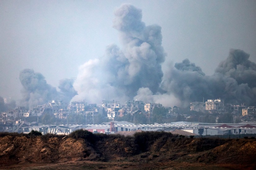 Kh&oacute;i bốc l&ecirc;n sau khi c&aacute;c cuộc kh&ocirc;ng k&iacute;ch của Israel v&agrave;o Gaza, nh&igrave;n từ miền nam Israel, ng&agrave;y 3/12. Ảnh: AFP