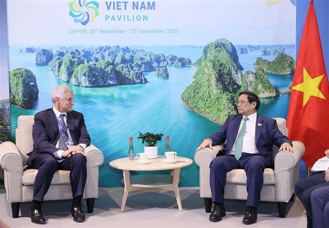 &Ocirc;ng Bill Winters, Tổng Gi&aacute;m đốc Ng&acirc;n h&agrave;ng Standard Chartered tiếp kiến Thủ tướng Phạm Minh Ch&iacute;nh tại COP28. Ảnh: MONRE