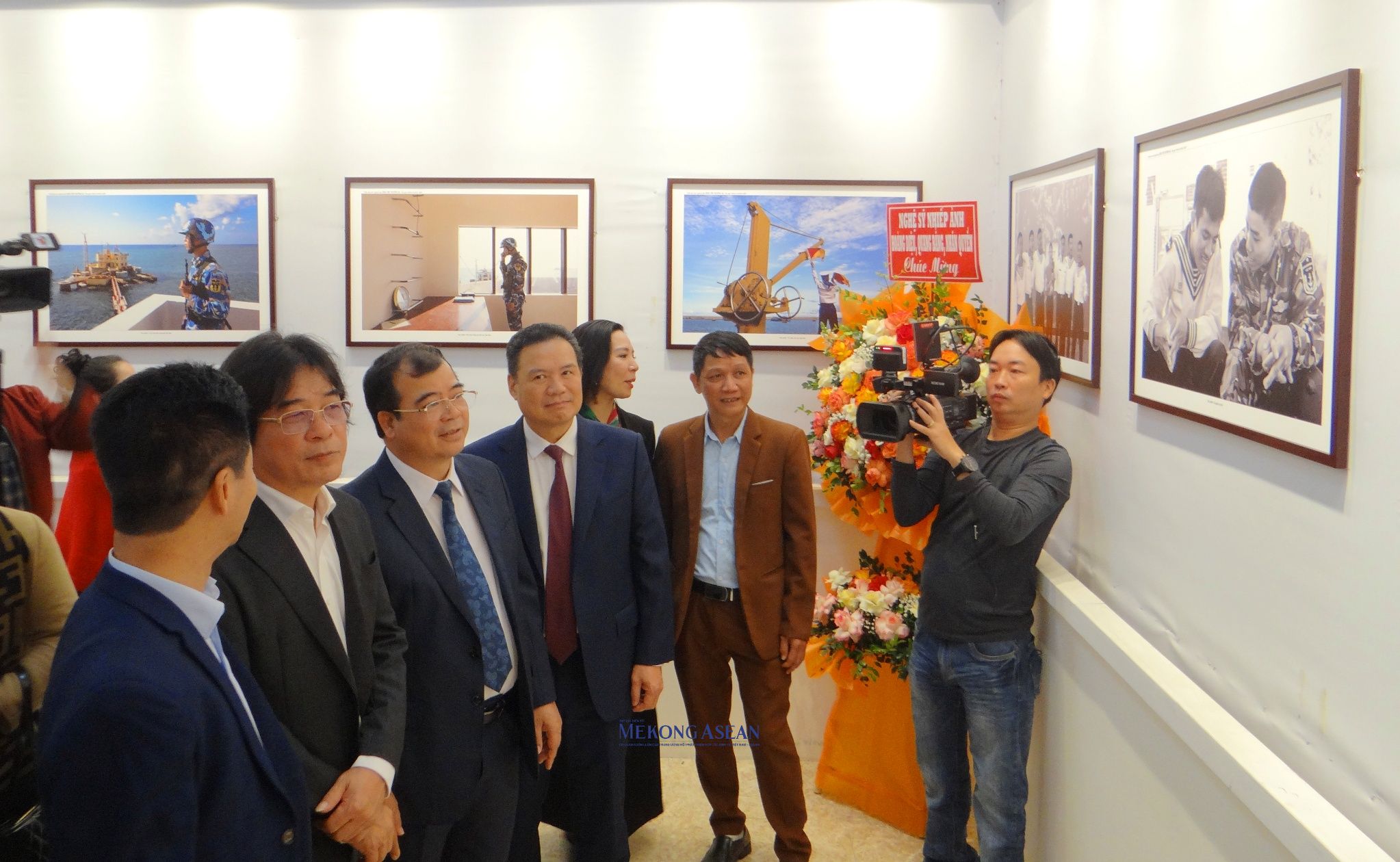 Triển l&atilde;m ảnh nghệ thuật 'B&igrave;nh y&ecirc;n Trường Sa' tại Hải Dương