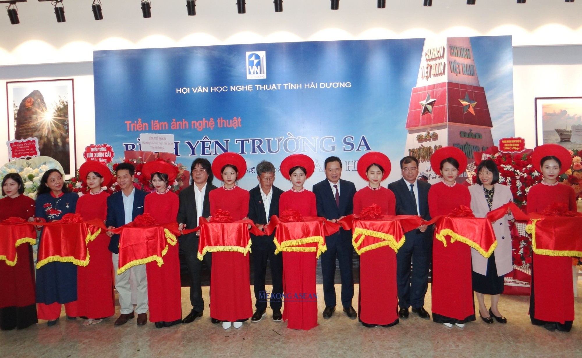C&aacute;c đại biểu cắt băng khai mạc Triển l&atilde;m ảnh nghệ thuật &amp;amp;amp;quot;B&igrave;nh y&ecirc;n Trường Sa&amp;amp;amp;quot;, s&aacute;ng 5/12. Ảnh: Ph&ugrave;ng Nguyện.