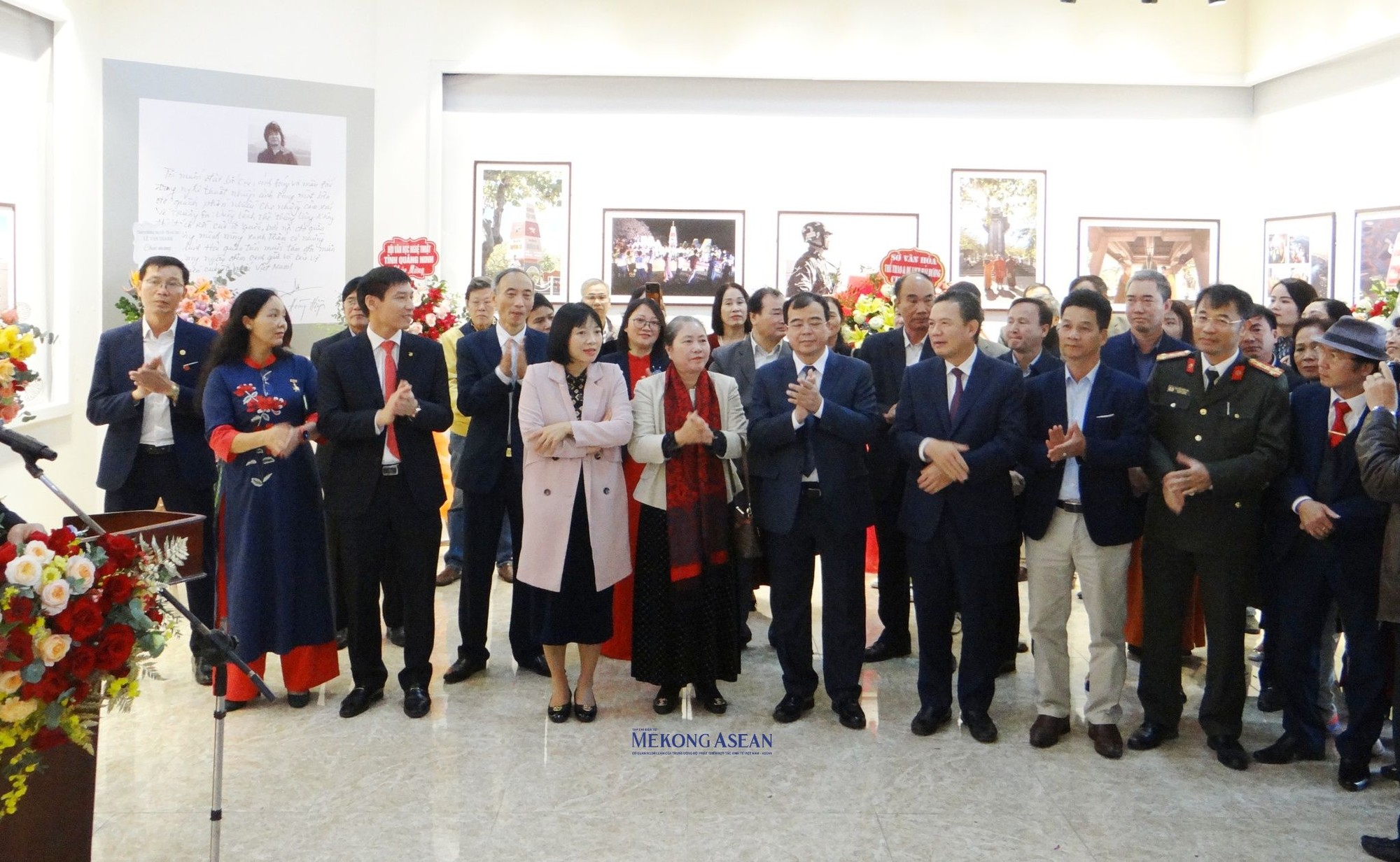 Thứ trưởng Bộ Lao động, Thương binh v&agrave; X&atilde; hội L&ecirc; Văn Thanh; Ph&oacute; Chủ tịch UBND tỉnh Hải Dương Nguyễn Minh H&ugrave;ng; c&ugrave;ng đại diện l&atilde;nh đạo một số ban, sở, ng&agrave;nh của tỉnh Hải Dương dự khai mạc. Ảnh: Ph&ugrave;ng Nguyện.