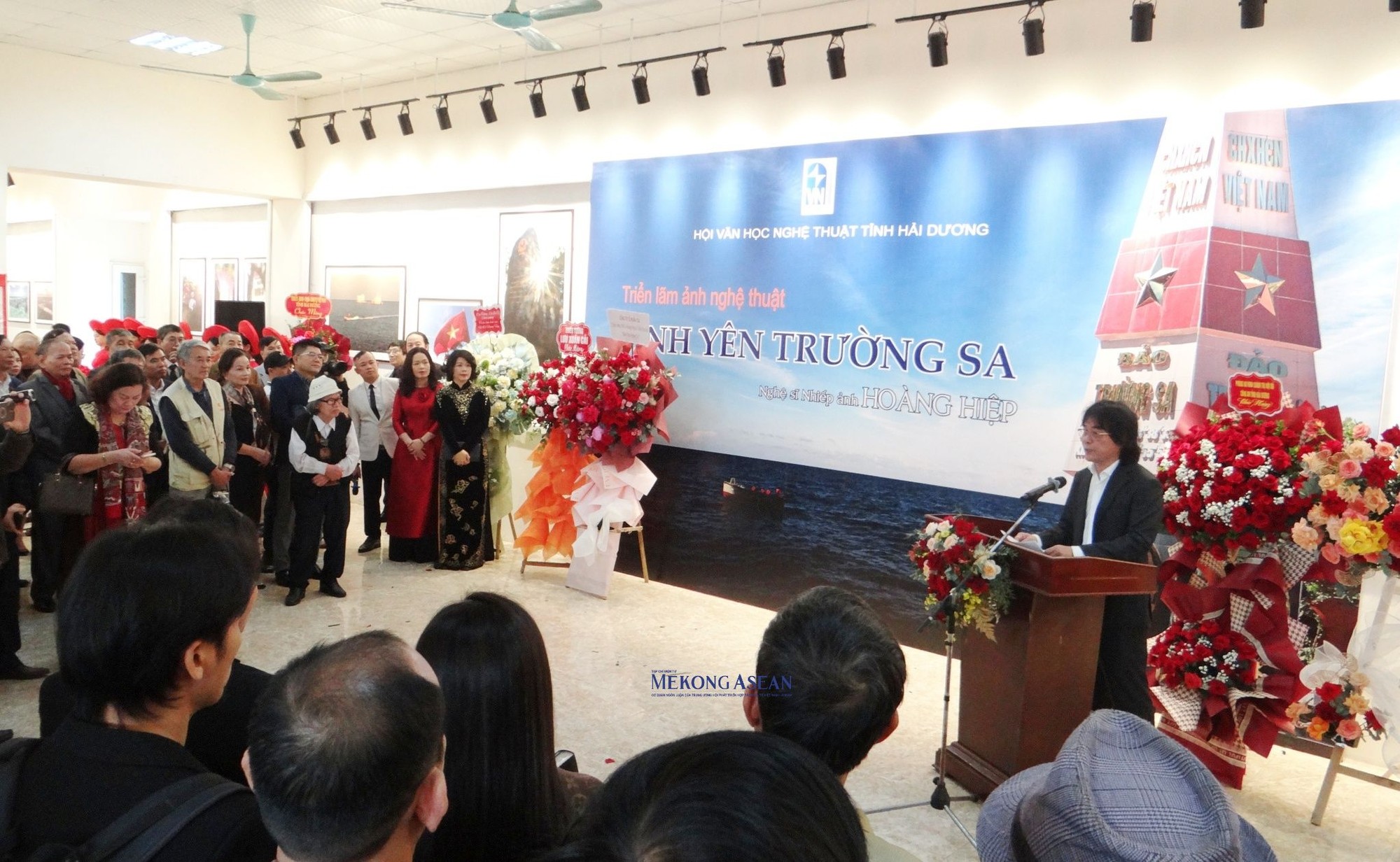 Nghệ sĩ nhiếp ảnh Ho&agrave;ng Hiệp ph&aacute;t biểu tại buổi khai mạc. Ảnh: Ph&ugrave;ng Nguyện.