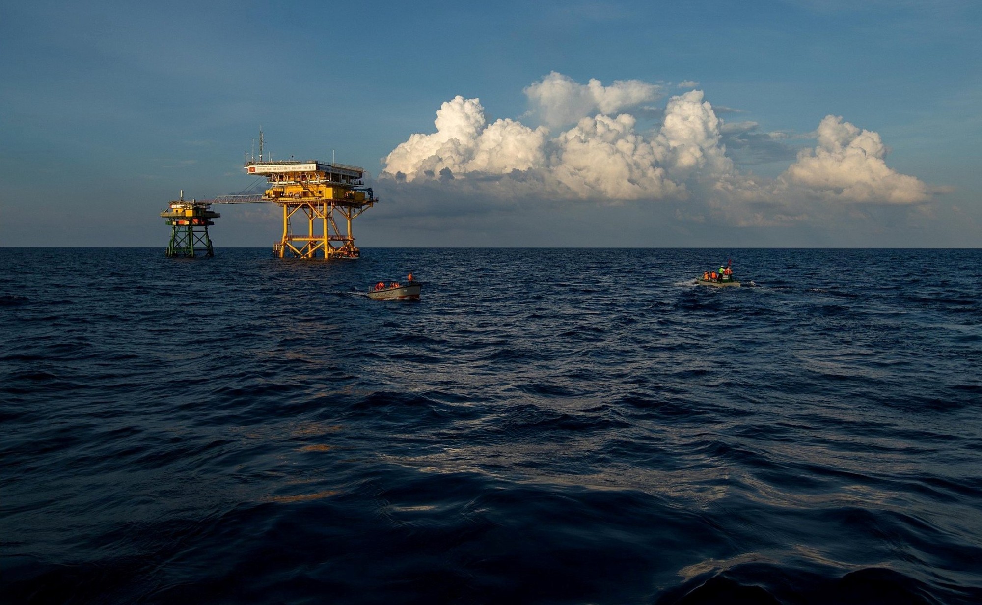 Thăm nh&agrave; gi&agrave;n - một trong số những t&aacute;c phẩm ảnh được trưng b&agrave;y tại triển l&atilde;m. Ảnh: Ho&agrave;ng Hiệp.