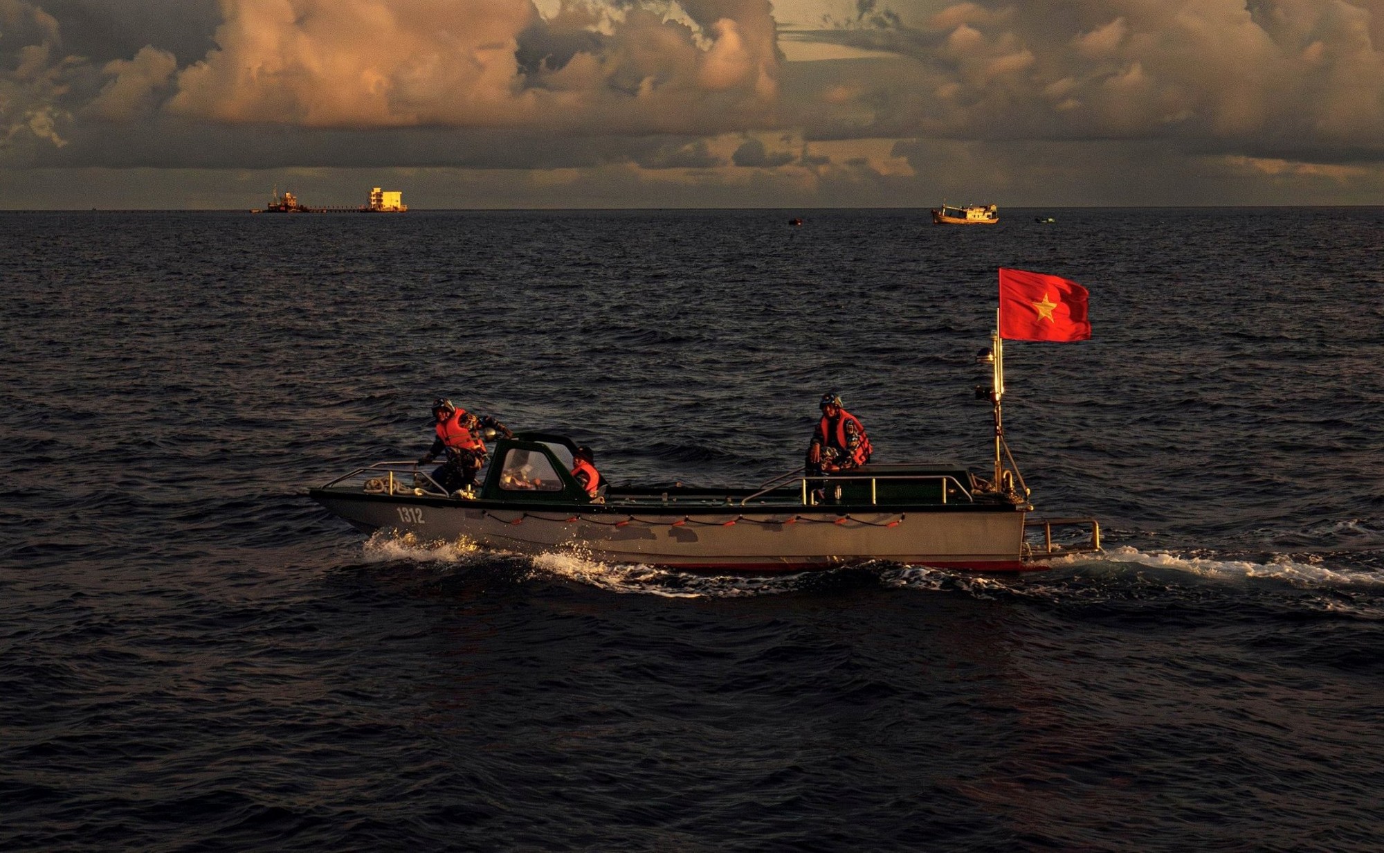 T&aacute;c phẩm ảnh Tuần tra tr&ecirc;n biển. Ảnh: Ho&agrave;ng Hiệp.