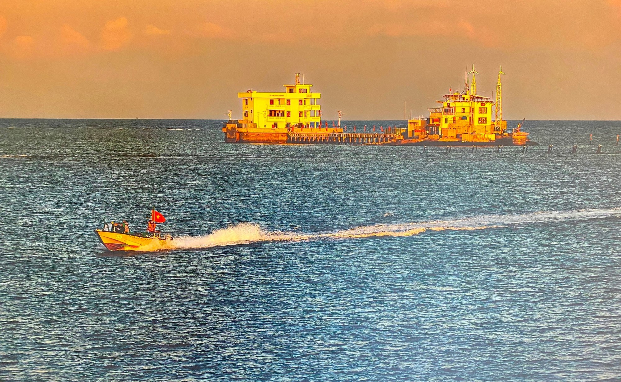 B&igrave;nh y&ecirc;n Trường Sa - t&aacute;c phẩm ảnh c&ugrave;ng t&ecirc;n với triển l&atilde;m đ&atilde; được đưa ra đấu gi&aacute;. Ảnh: Ho&agrave;ng Hiệp.