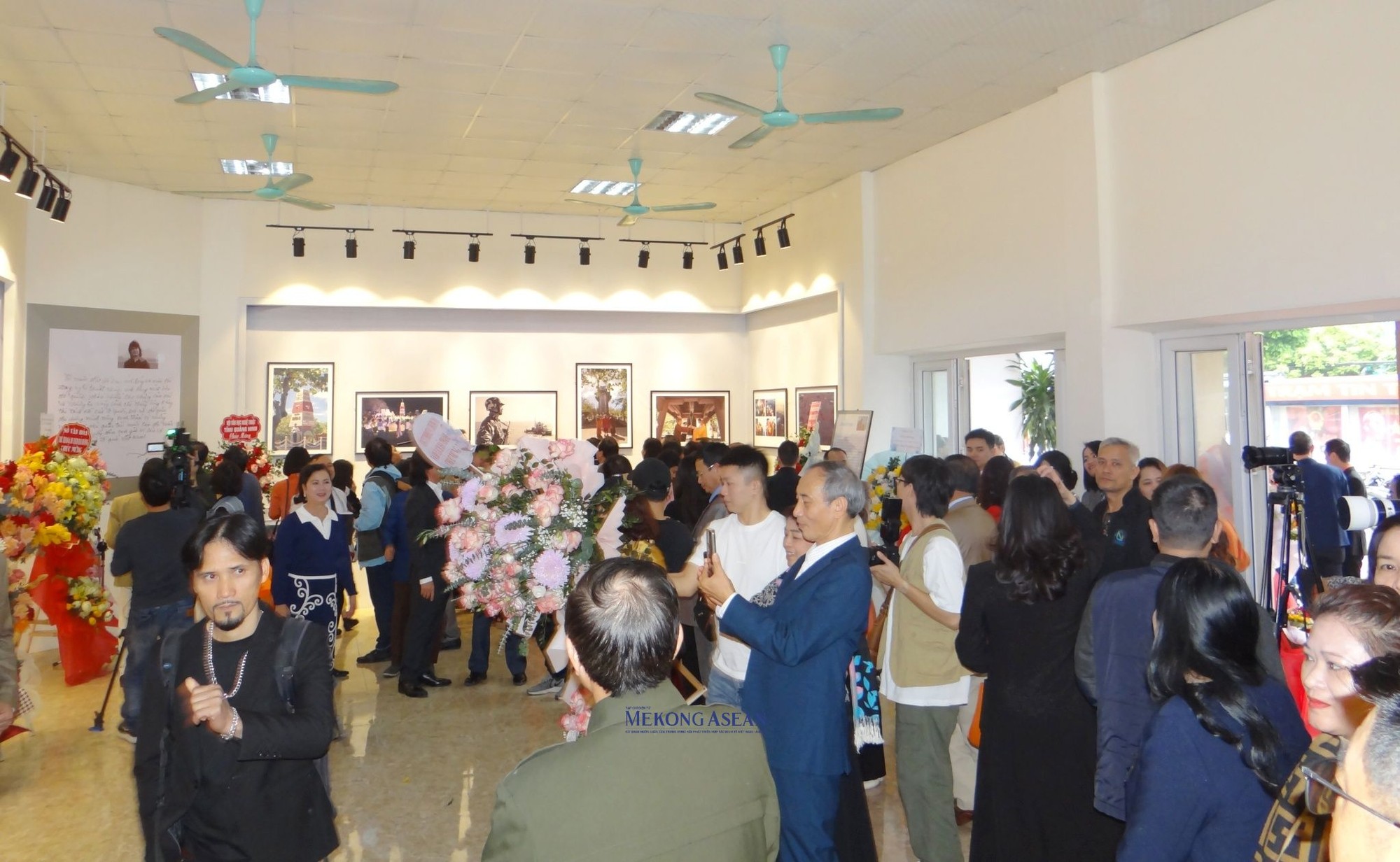 Đ&ocirc;ng đảo c&ocirc;ng ch&uacute;ng y&ecirc;u nghệ thuật đến với Triển l&atilde;m ảnh nghệ thuật &amp;amp;amp;quot;B&igrave;nh y&ecirc;n Trường Sa&amp;amp;amp;quot;. Ảnh: Ph&ugrave;ng Nguyện.