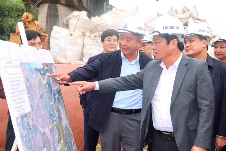 Ph&oacute; B&iacute; thư Thường trực Tỉnh uỷ, Chủ tịch HĐND tỉnh Hải Dương L&ecirc; Văn Hiệu c&ugrave;ng đo&agrave;n kiểm tra thực tế tại c&ocirc;ng trường thi c&ocirc;ng dự &aacute;n cầu Hợp Thanh tr&ecirc;n đường tỉnh 390, huyện Thanh H&agrave;.