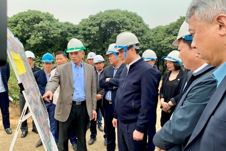 Chủ tịch UBND tỉnh Hải Dương Triệu Thế H&ugrave;ng kiểm tra tiến độ thi c&ocirc;ng dự &aacute;n đầu tư x&acirc;y dựng đường dẫn cầu Đồng Việt kết nối với Quốc lộ 37, th&agrave;nh phố Ch&iacute; Linh.