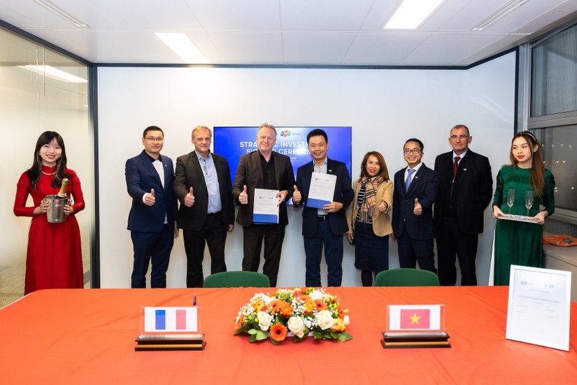 Đại diện FPT v&agrave; AOSIS trong buổi k&yacute; kết đầu tư.