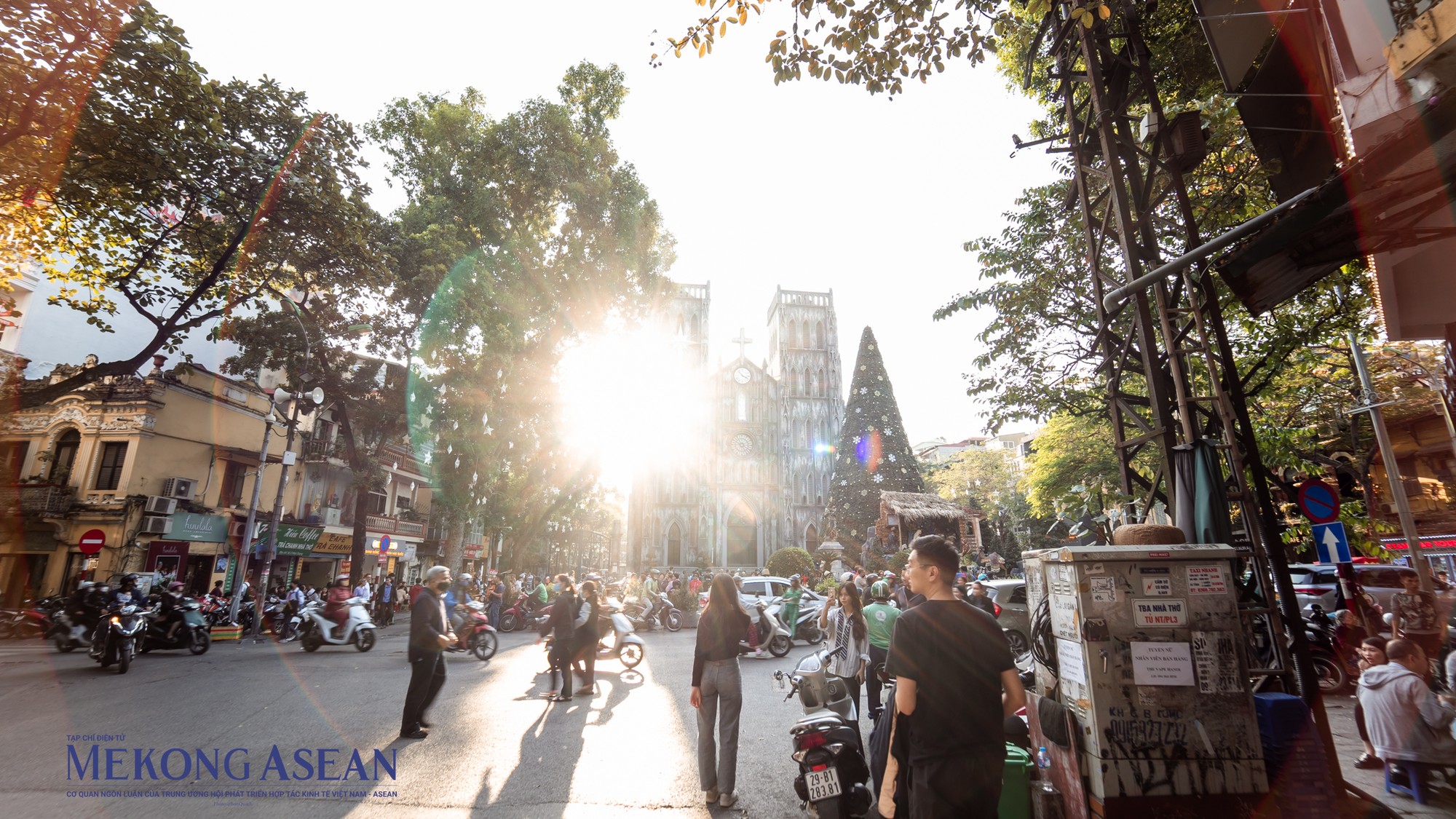 Kh&ocirc;ng kh&iacute; Gi&aacute;ng sinh đ&atilde; tr&agrave;n ngập khắp c&aacute;c con phố lớn nhỏ H&agrave; Nội. Mỗi nơi lại c&oacute; một c&aacute;ch trang tr&iacute; kh&aacute;c nhau, biến phố phường H&agrave; Nội th&agrave;nh một bức tranh Gi&aacute;ng sinh nhiều vẻ lung linh, ấm &aacute;p.