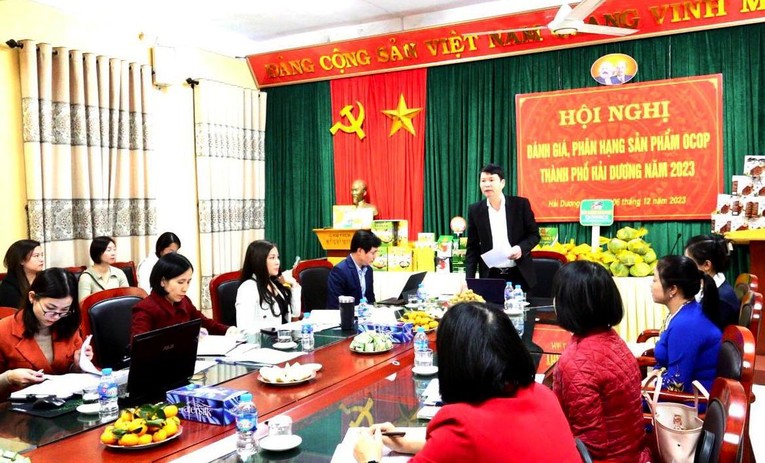&Ocirc;ng Nguyễn Hữu Ph&uacute;c, Ph&oacute; Chủ tịch Thường trực UBND th&agrave;nh phố Hải Dương chủ tr&igrave; Hội nghị đ&aacute;nh gi&aacute;, ph&acirc;n hạng phẩm OCOP th&agrave;nh phố năm 2023, ng&agrave;y 5/12.