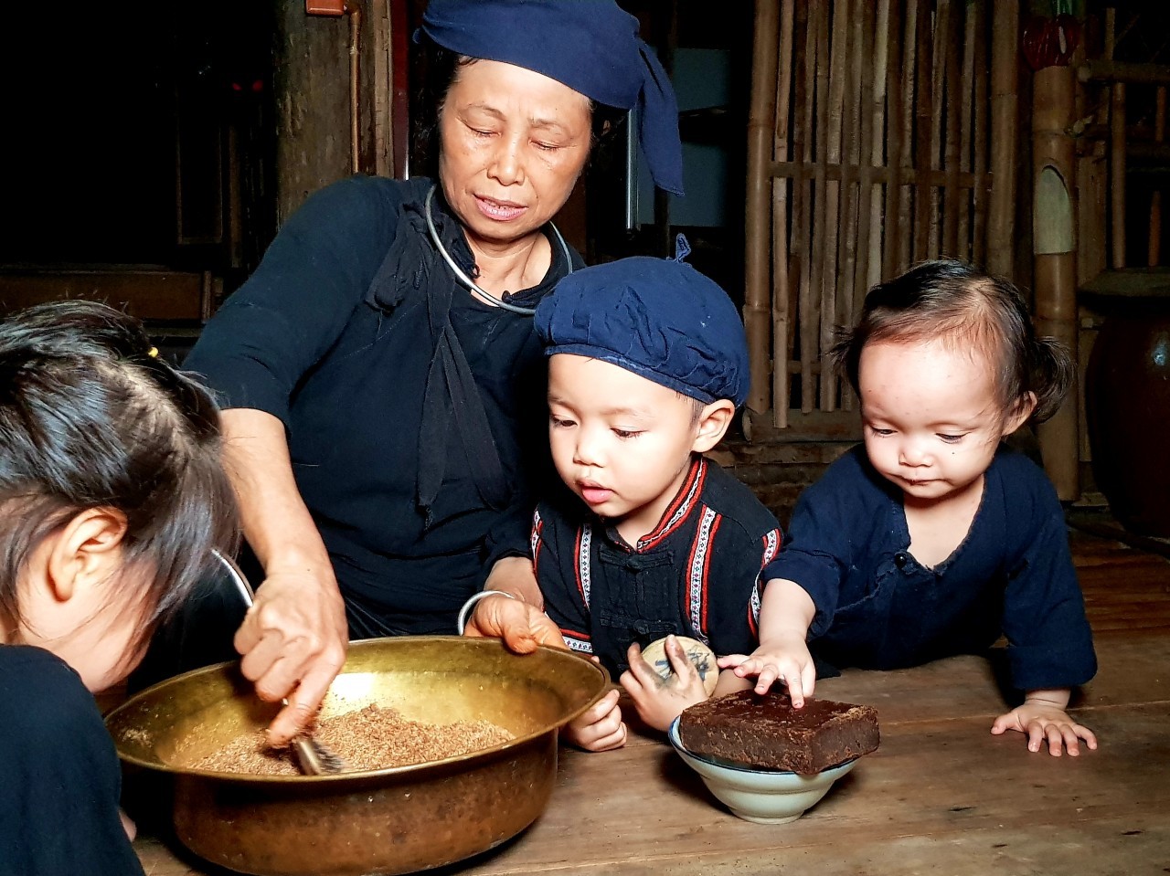 Anh Nguyễn Quang Tuấn, Ph&oacute; trưởng l&agrave;ng Th&aacute;i Hải chia sẻ: &amp;amp;amp;quot;Ở l&agrave;ng Th&aacute;i Hải, kh&ocirc;ng c&oacute; chuyện ph&acirc;n biệt ri&ecirc;ng, cả l&agrave;ng ăn chung một nồi cơm, ti&ecirc;u chung một t&uacute;i tiền, con c&aacute;i đẻ ra sau cai sữa đều l&agrave; con chung được chăm s&oacute;c kh&ocirc;ng ph&acirc;n biệt con của nh&agrave; n&agrave;y, nh&agrave; kh&aacute;c. Ban ng&agrave;y mọi người c&ugrave;ng nhau sản xuất, đ&ecirc;m xuống, hộ n&agrave;o về nh&agrave; s&agrave;n của hộ ấy nghỉ&amp;amp;amp;quot;. Ảnh: L&agrave;ng Th&aacute;i Hải.