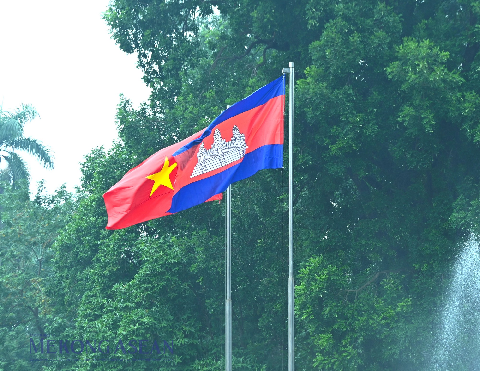 Quốc kỳ Việt Nam - Campuchia tung bay trong gi&oacute; tại Phủ Chủ tịch. Ảnh: Đỗ Thảo